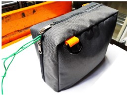 Mechanischer Belastungstest zur Ermittlung der Lebensdauer von Textilien und Zubehör bei der Produktprüfung im K-Labor.